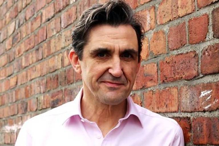 O ator Stephen McGann diz ficar indignado com quem tenta fazê-lo beber álcool