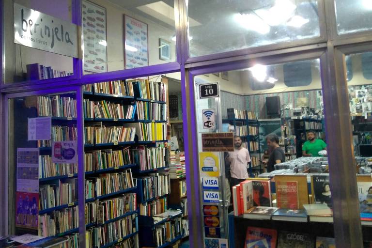 Livraria no Rio, cheia de livros 'físicos', ou seja, normais