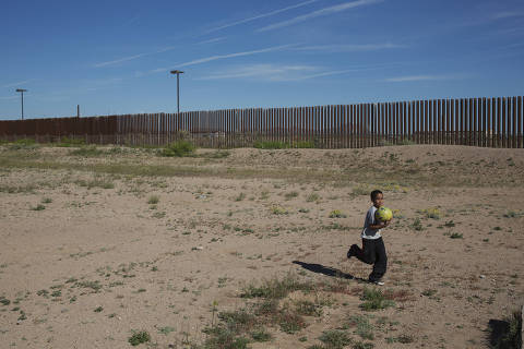 Puerto Palomas, Mexico. 07/04/2017. ESPECIAL MUROS. CrianÃ§as brincam em uma escola de Puerto Palomas, Mexico,  que fica localizada ao lado do muro na fronteira dos EUA. ( Foto: Lalo de Almeida / Folhapress  )  Mundo ***Exclusivo Folha***