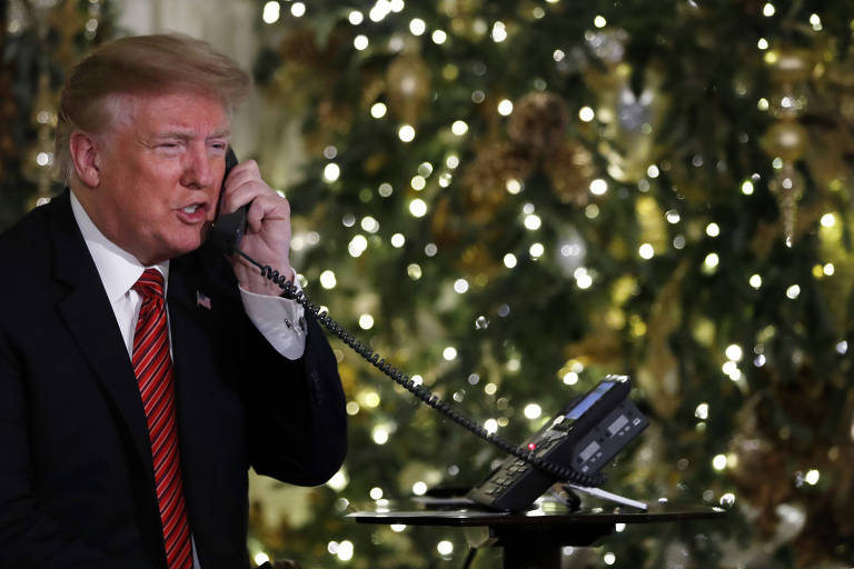 Donald Trump atende a ligações para compartilhar informações sobre o monitoramento do trenó do Papai Noel