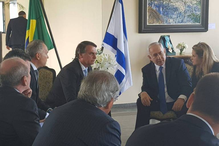 O presidente eleito, Jair Bolsonaro, e o premiê israelense, Binyamin Netanyahu, durante encontro no Rio de Janeiro nesta sexta (28)