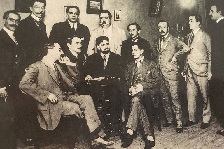 Parnasianos no Rio em 1915: entre outros, à esq., sentado, Olavo Bilac; ao centro, de pé, Emilio de Menezes (bigode) e, sentado, Oswald de Andrade (barba)