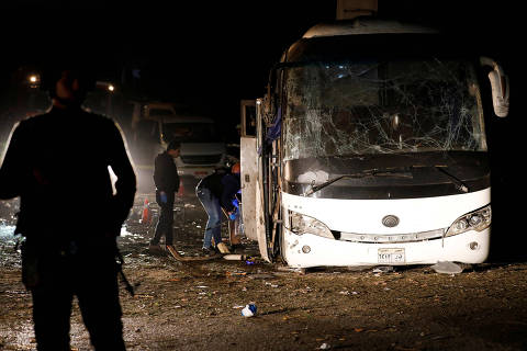 Police officers inspect a scene of a bus blast in Giza, Egypt, December 28, 2018. REUTERS/Amr Abdallah Dalsh      TPX IMAGES OF THE DAY ORG XMIT: MAT03