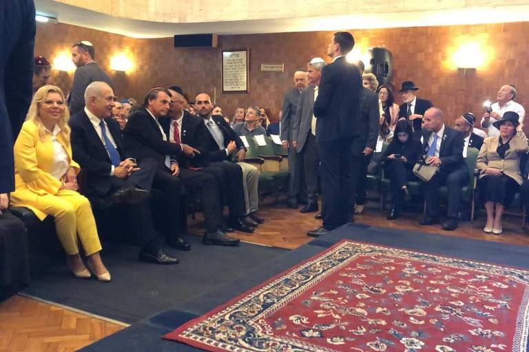 Netanyahu e Bolsonaro aguardam início de evento na sinagoga Beit Yaakov, no Rio