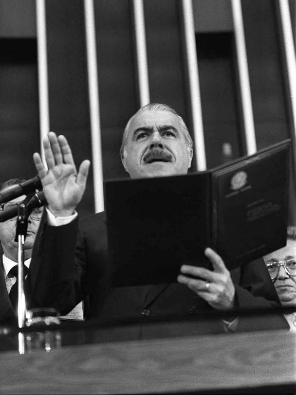 Jose Sarney assume a Presidência por causa do impedimento do presidente eleito Tancredo Neves, que estava hospitalizado