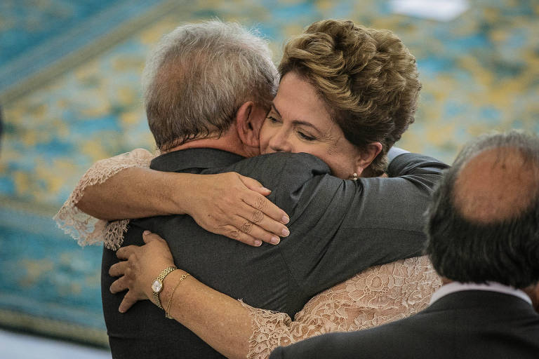 O ex-presidente Lula cumprimenta a presidente eleita Dilma Rousseff, durante cerimônia de posse para o seu segundo mandato
