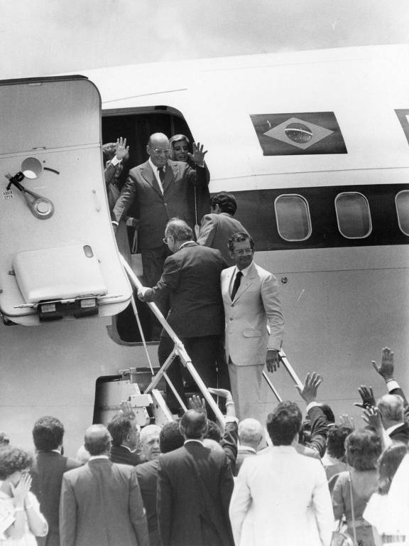 O ex-presidente João Figueiredo deixa Brasília rumo ao Rio; ele decidiu não entregar a faixa presidencial a Sarney nem participar da cerimônia de sucessão