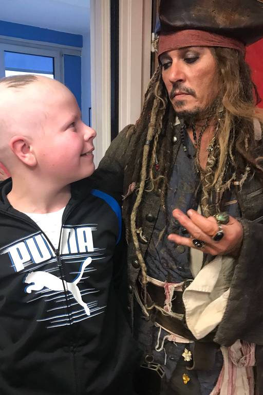 Johnny Depp se fantasia de Jack Sparrow e visita crianças com câncer em Paris