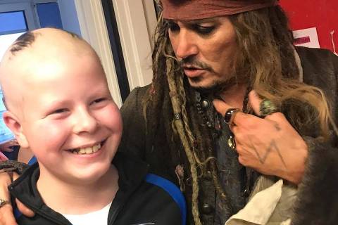 Johnny Depp visita crianças com câncer vestido como Jack Sparrow 