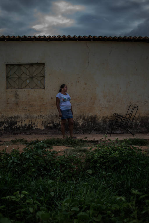 A agricultora Ábias Pereira, 37, tem a casa abastecida por água sem tratamento de um açude poluído, na área rural da cidade de São José de Caiana (PB)