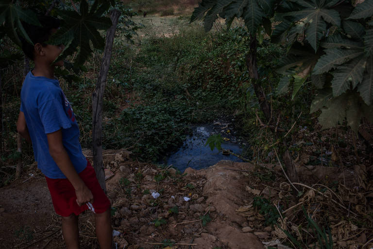 Nas proximidades da Rua Francisco Rodrigues de Almeida com a Rua São José, em São José de Caiana (PB), o esgoto está a céu aberto em meio as casas que despejam água poluída através de canos