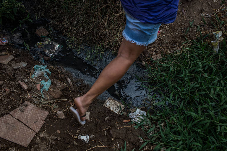 Os moradores de São José de Caiana (PB) relatam que o cheiro do esgoto chega a ser tão intenso que é preciso fechar portas e janelas para realizar refeições