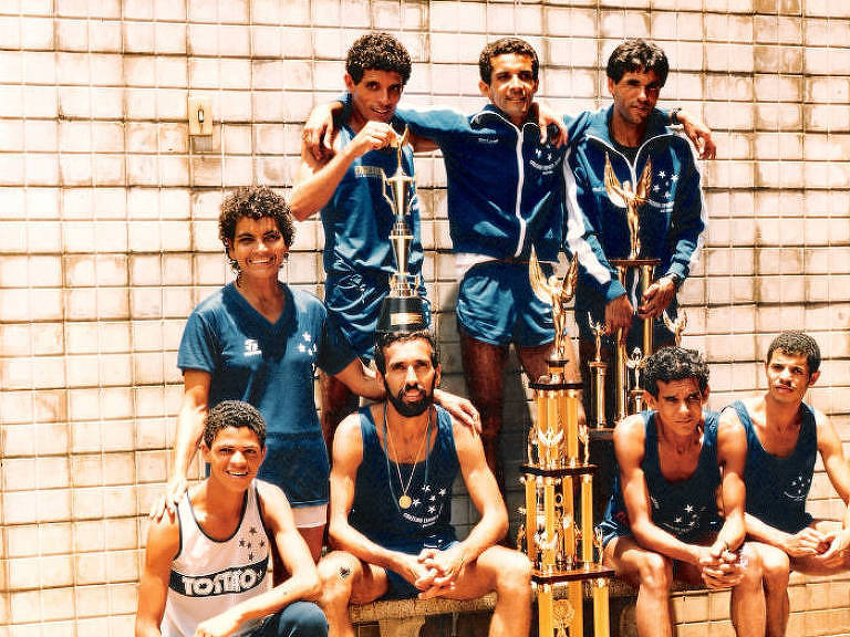 Equipe de atletismo do Cruzeiro na década de 80. Hoje técnico, Alexandre Minardi competia pelo clube e é o segundo da esq. para a dir. entre os sentados