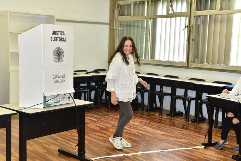 Regina Duarte votando em colégio na zona Oeste de São Paulo 