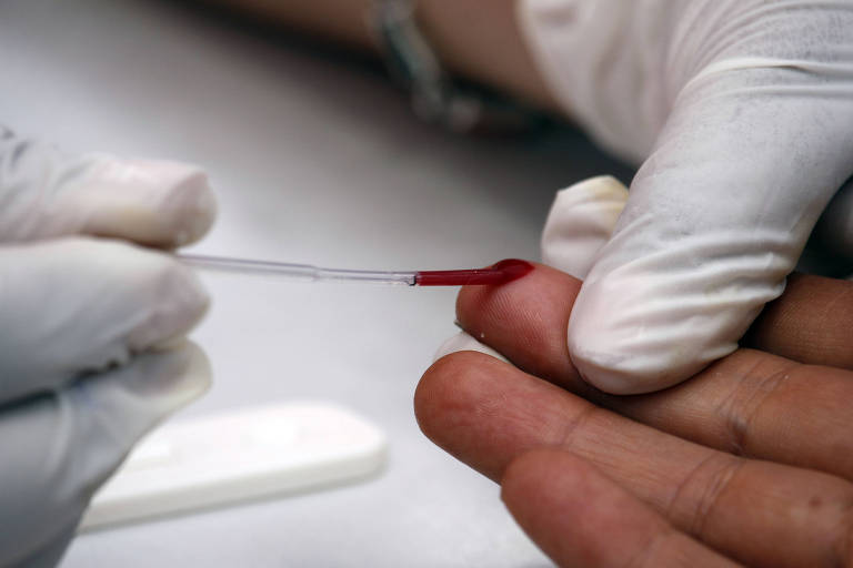 Dedo é furado para teste do vírus HIV, no Dia Mundial da Aids, no Peru