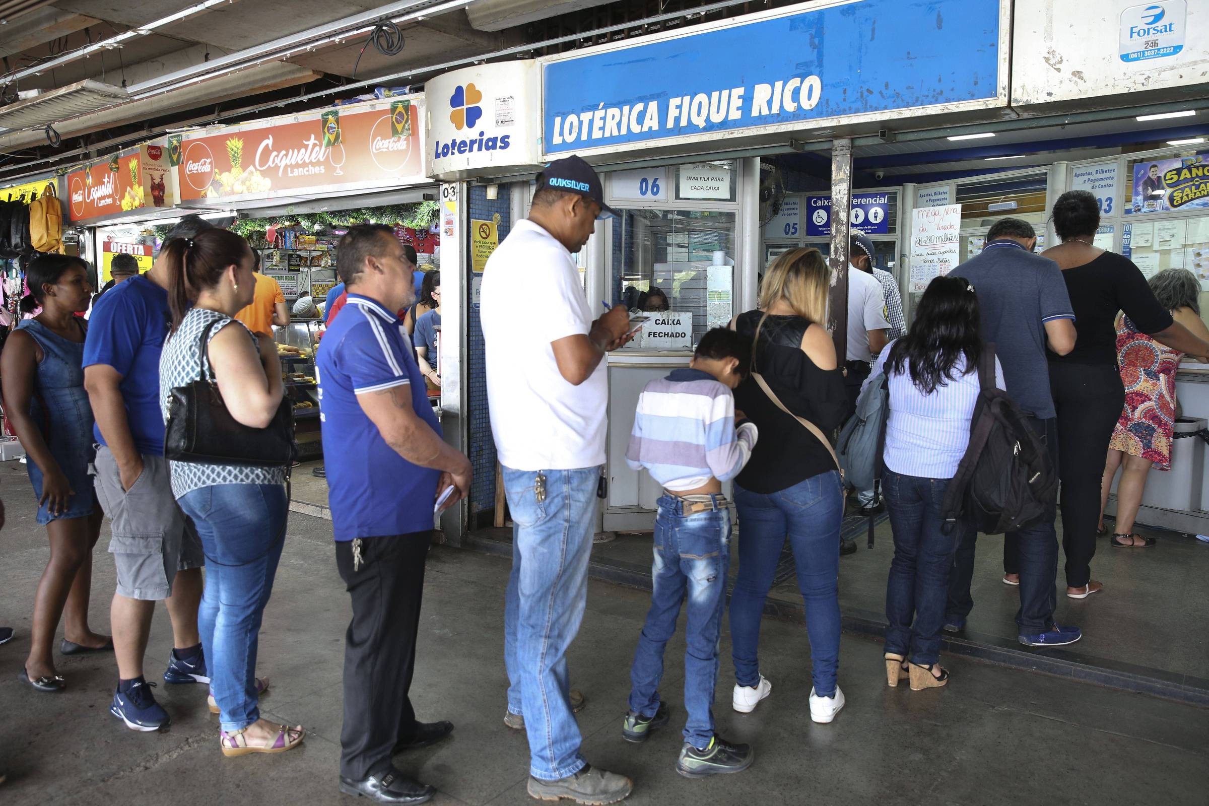 Bolsonaro testa a sorte e faz aposta na Mega da Virada em lotérica