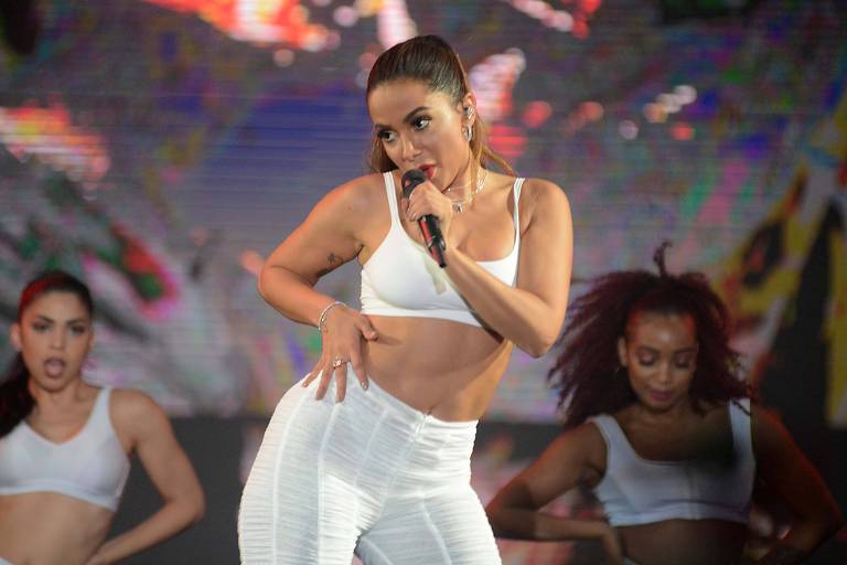 Anitta durante show no festival de Réveillon de Salvador