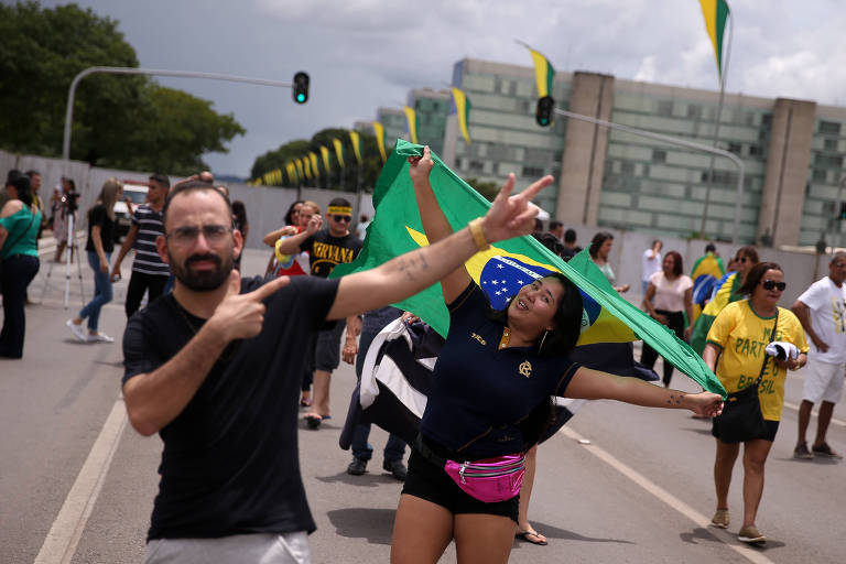 Apoiadores de Bolsonaro tiram fotos no início da esplanada dos ministérios, único local onde o público tem acesso.