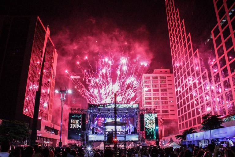 Fogos de artifício na virada do ano na avenida Paulista, em São Paulo, em 2019