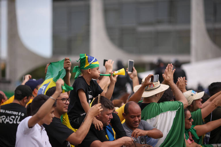 Os primeiros apoiadores que tomaram os lugares mais próximos do Palácio do Planalto começam a encher a praça