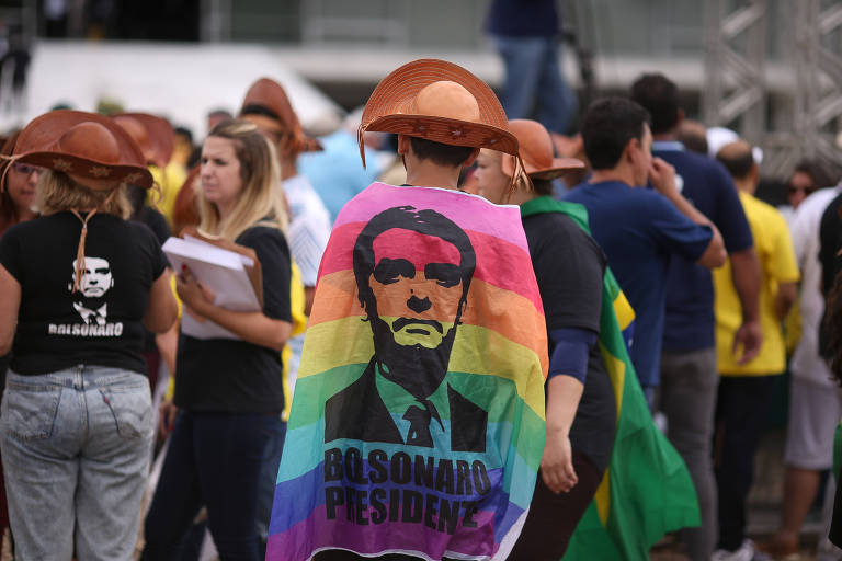 Os primeiros apoiadores que tomaram os lugares mais próximos do Palácio do Planalto começam a encher a praça