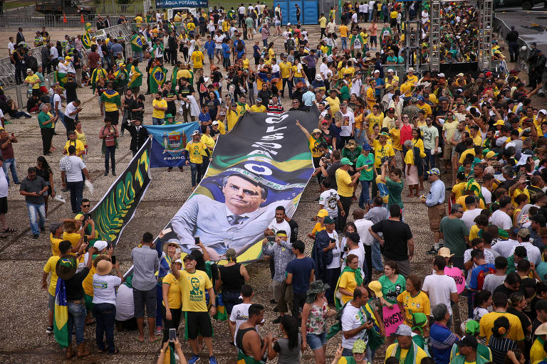 Os primeiros apoiadores que tomaram os lugares mais próximos do Palácio do Planalto começam a encher a praça