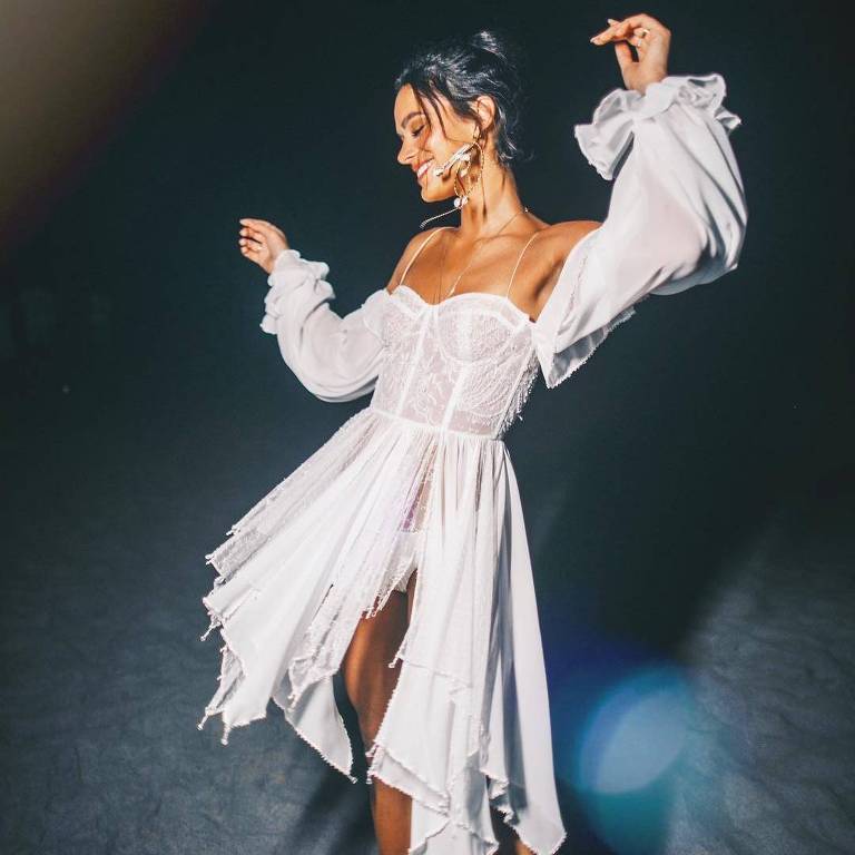 Bruna Marquezine usa vestido branco com transparência nas pernas em Fernando de Noronha
