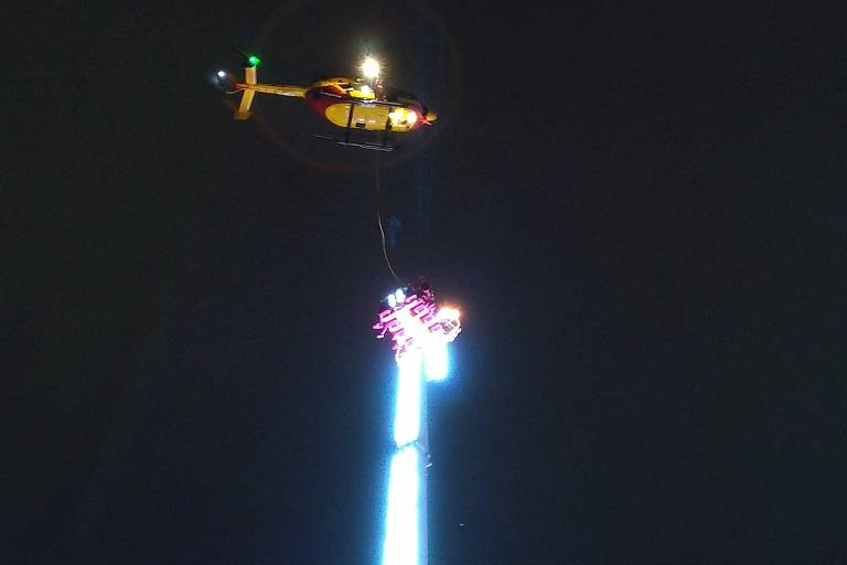 Um helicóptero precisou ser chamado para resgatar oito pessoas presas em brinquedo de parque de diversões em Rennes