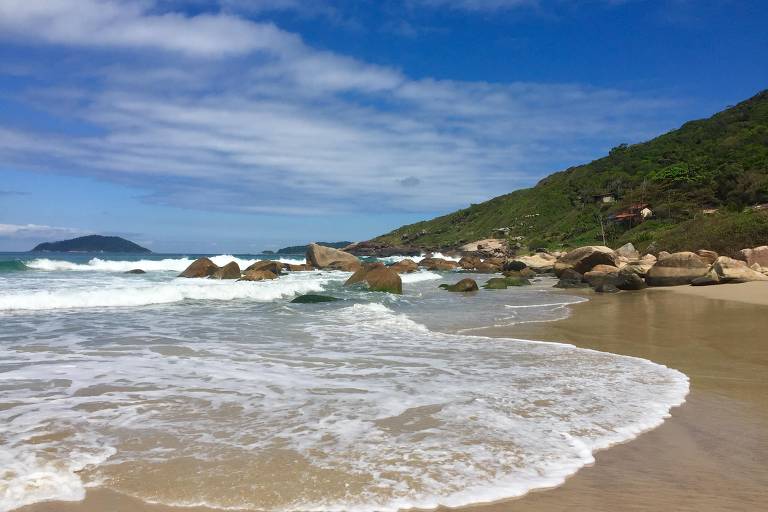 Praia do Saquinho é tesouro isolado em Florianópolis