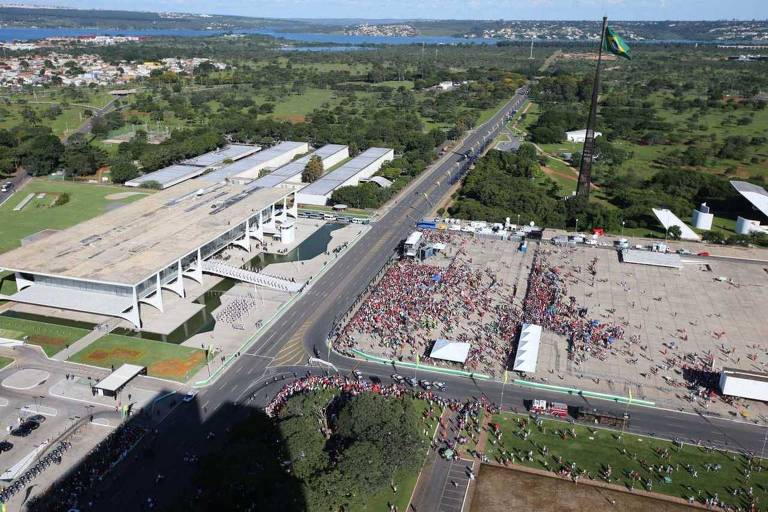 Praça dos Três Poderes vista do 26º andar do Congresso Nacional durante o discurso de Dilma Rousseff (PT) na cerimônia de posse em 2015