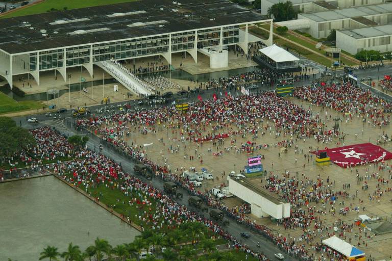 Vista aérea da praça dos Três Poderes, em Brasília (DF), durante discurso de posse do presidente Luiz Inácio Lula da Silva, em 2003