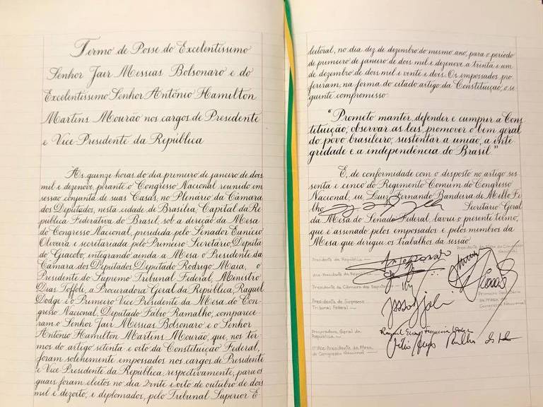 Imagem mostra termo da posse do presidente Jair Bolsonaro com assinatura