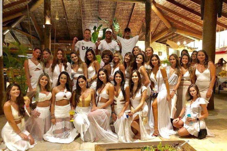 Neymar, Gabriel Medina e Arthur posam em foto de Ano-Novo cercados por 26 mulheres