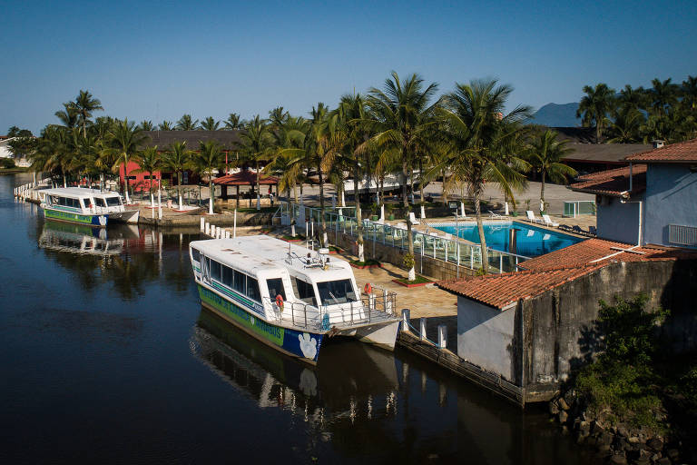 Ônibus aquáticos comprados pela Prefeitura de Ilhabela estão parados em uma marina na cidade de Caraguatatuba, no litoral norte de SP