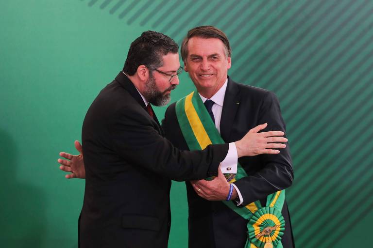 O ministro das Relações Exteriores, Ernesto Araújo, e o presidente da República, Jair Bolsonaro, durante cerimônia no Palácio do Planalto 