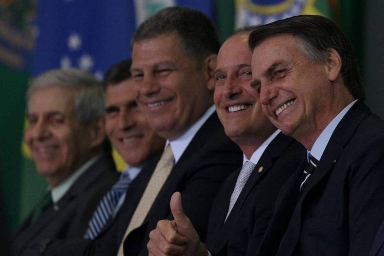 O presidente Jair Bolsonaro acena durante cerimônia de transmissão de cargo 