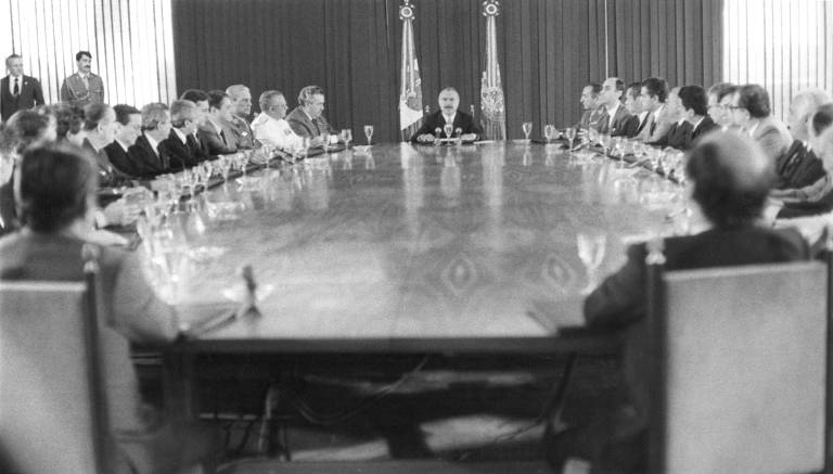 O presidente José Sarney reúne ministros e os líderes da Aliança Democrática no Congresso para anunciar formalmente as medidas econômicas do Plano Cruzado, em fevereiro de 1986