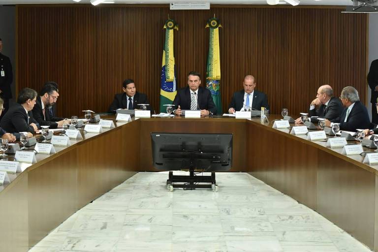 Jair Bolsonaro faz sua primeira reunião de governo com os novos ministros na manhã desta quinta (3)