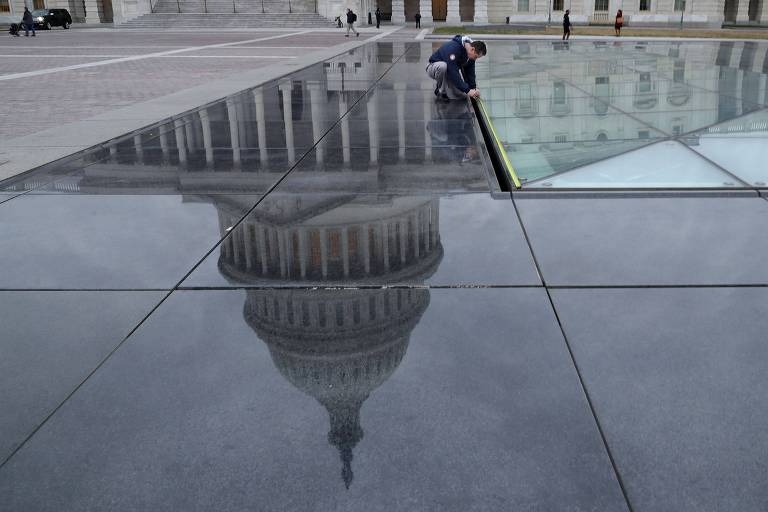 Capitólio refletido no centro de visitantes do Congresso americano