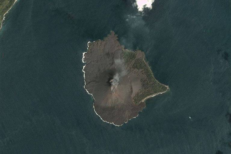 Vista aérea de vulcão na Indonésia