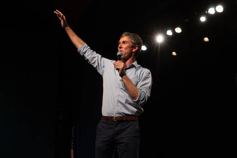Uma das estrelas ascendentes do Partido Democrata, o deputado Beto O'Rourke gesticula durante discurso em El Paso após perder a disputa com Ted Cruz por uma vaga no Senado pelo Texas 