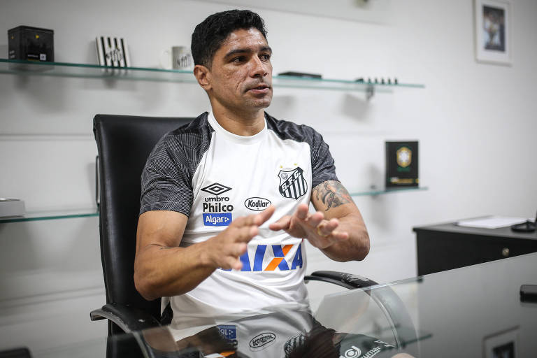 Renato concede entrevista à Folha no centro de treinamento do Santos