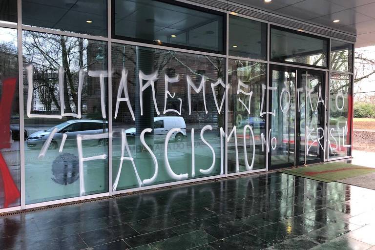Fachada da embaixada em Berlim pichada com os dizeres "Lutaremos contra o fascismo no Brasil"