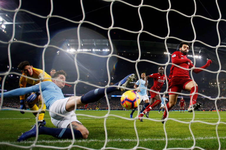 John Stones, do Manchester City, salva gol de Mohamed Salah, do Liverpool, em cima da linha 