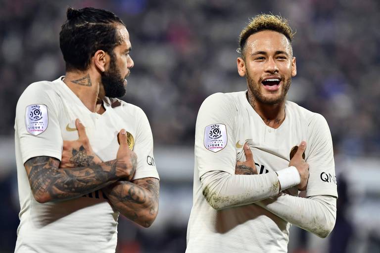 Daniel Alves e Neymar comemoram gol do Paris Saint-Germain sobre o Bordeaux, pelo Campeonato Francês