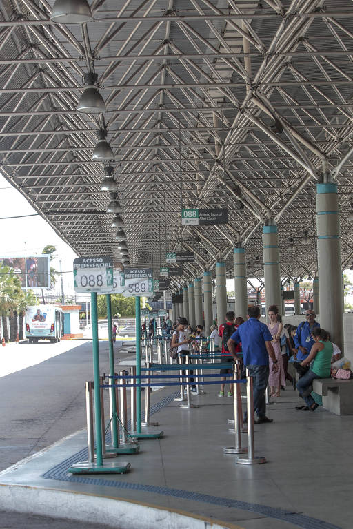 Passageiros esperam ônibus no Terminal de Antonio Bezerra, um dos maiores de Fortaleza, após criminosos promoverem ataques a equipamentos e transporte público; nesta sexta (04) apenas 30% da frota circulou na cidade deixando muitos trabalhadores sem transporte