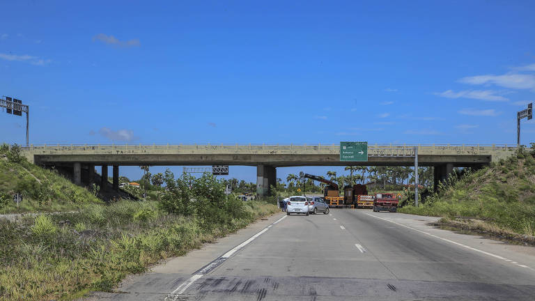Via interditada para o Departamento Nacional de Infraestrutura e Transportes (Dnit) iniciar o trabalho de escoramento no viaduto da Caucaia, na BR- 020, Ceará; a estrutura foi alvo de explosão em ataque criminoso