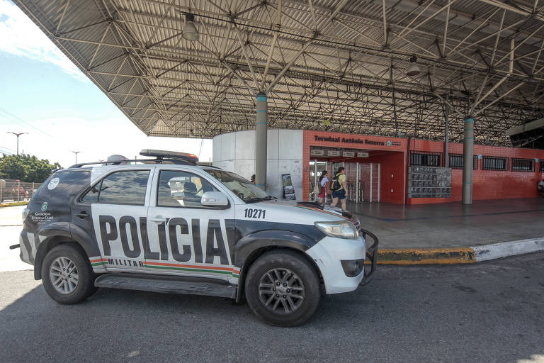 Passageiros esperam ônibus no Terminal de Antonio Bezerra, um dos maiores de Fortaleza, após criminosos promoverem ataques a equipamentos e transporte público; nesta sexta (4) apenas 30% da frota circulou na cidade deixando muitos trabalhadores sem transporte
