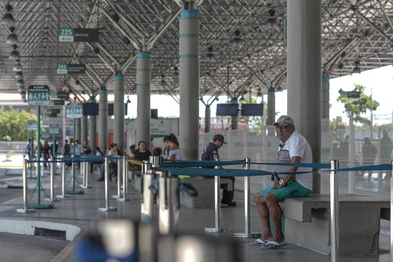 Passageiros esperam ônibus no Terminal de Antonio Bezerra, um dos maiores de Fortaleza, após criminosos promoverem ataques a equipamentos e transporte público; nesta sexta (4) apenas 30% da frota circulou na cidade deixando muitos trabalhadores sem transporte