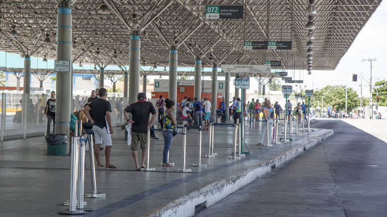 Passageiros esperam ônibus no Terminal de Antonio Bezerra, um dos maiores de Fortaleza, após criminosos promoverem ataques a equipamentos e transporte público; nesta sexta (4) apenas 30% da frota circulou na cidade deixando muitos trabalhadores sem transporte
